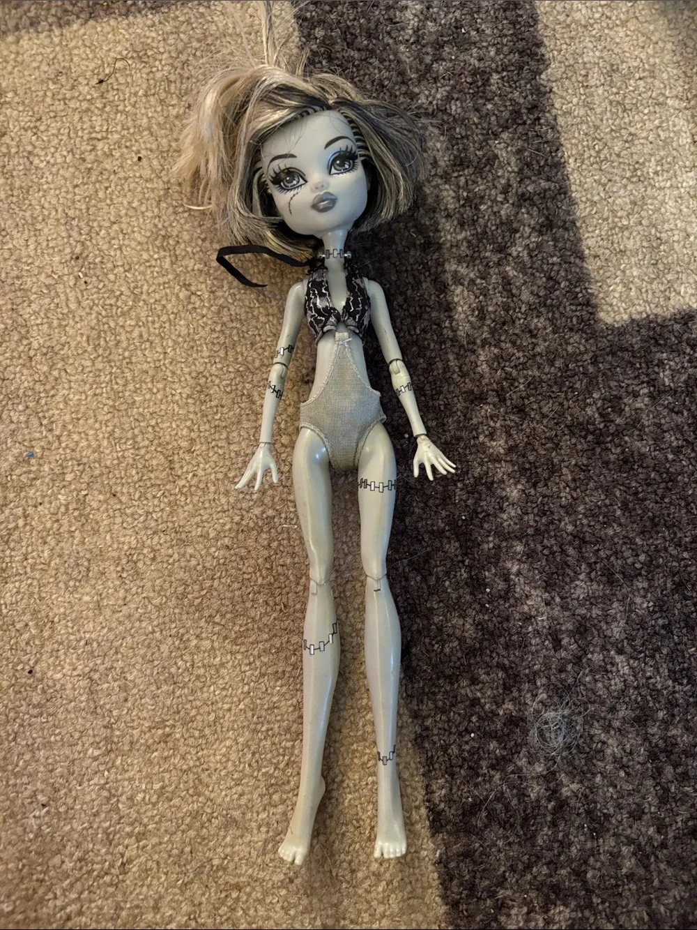 Monster High fashion doll Frankie Stein Skull Shores